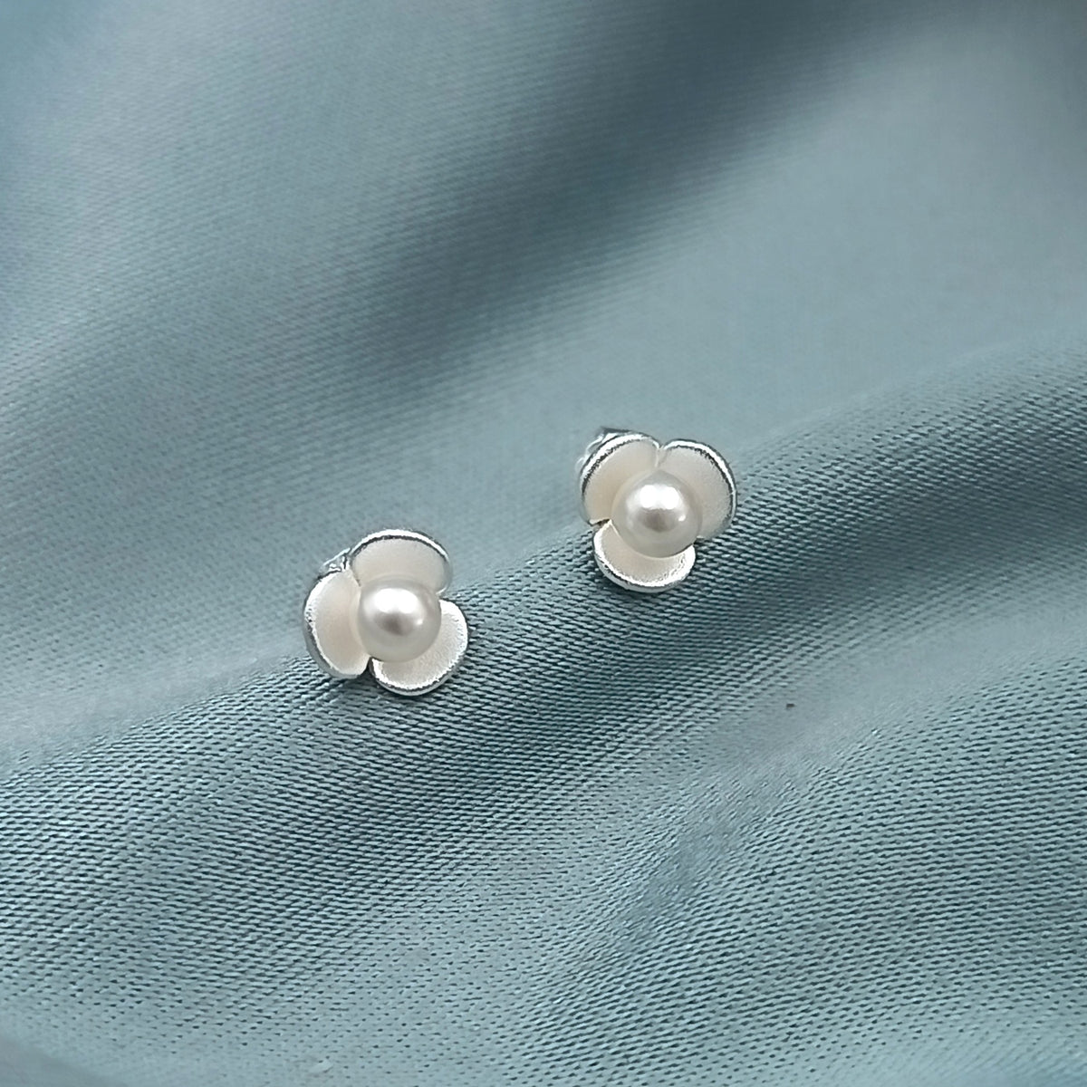 Aretes Flor 3 pétalos con Perla