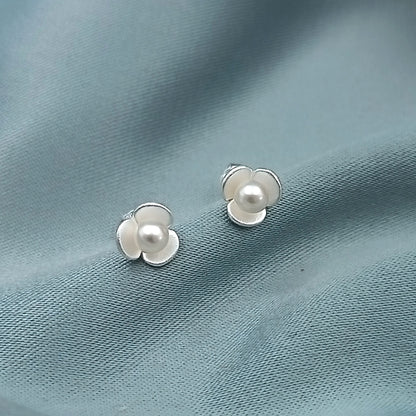 Aretes Flor 3 pétalos con Perla