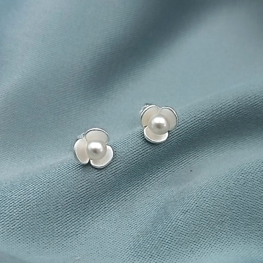 Aretes Flor 3 pétalos con Perla