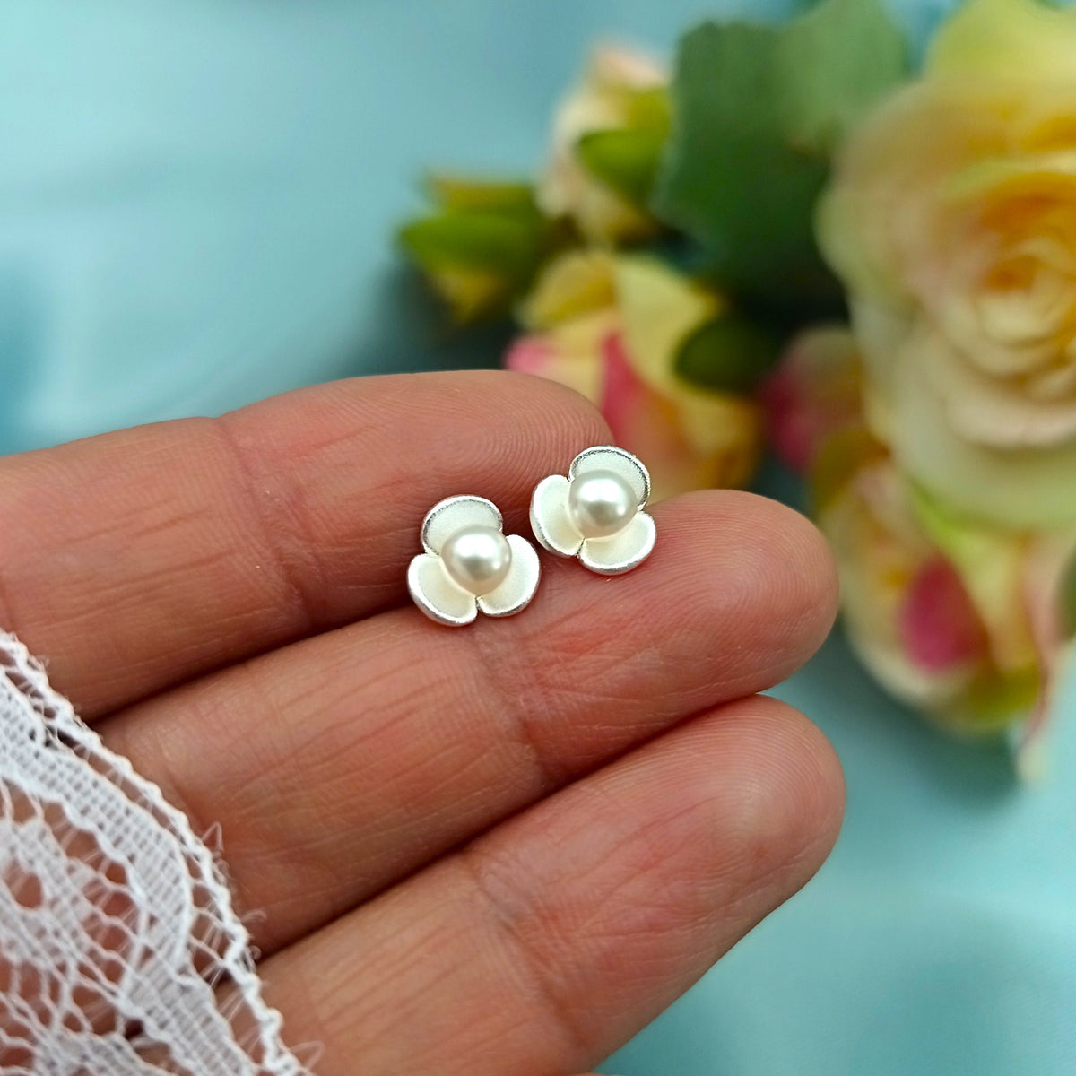 Aretes Flor 3 pétalos con Perla