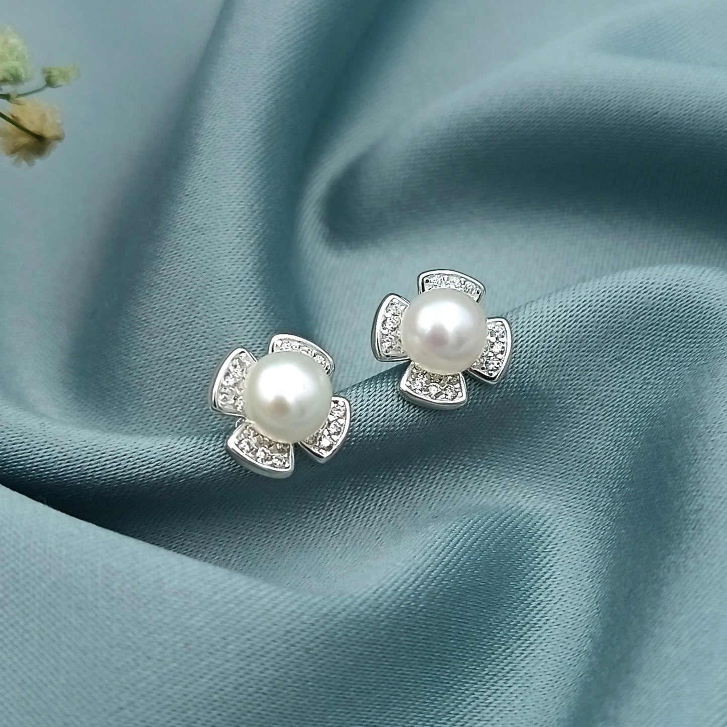 Aretes Flor con Perla