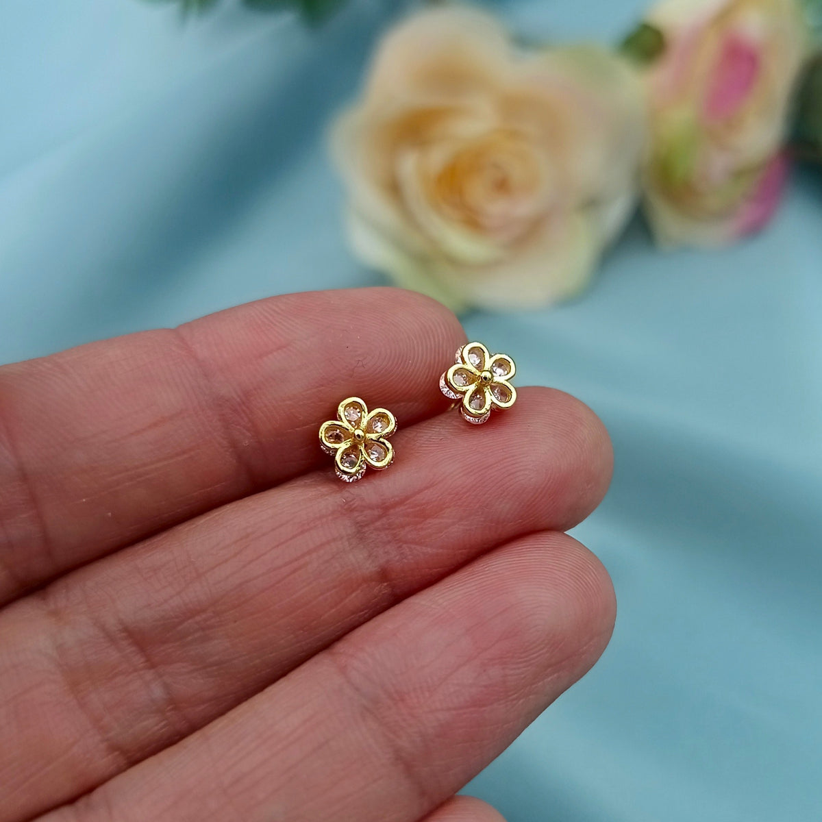 Aretes a rosca Margarita con piedra dorado