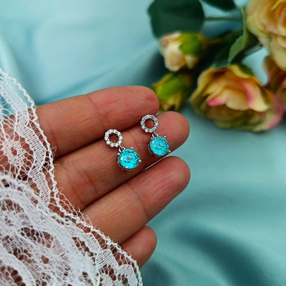 Aretes Colgantes Aro y circón brillante