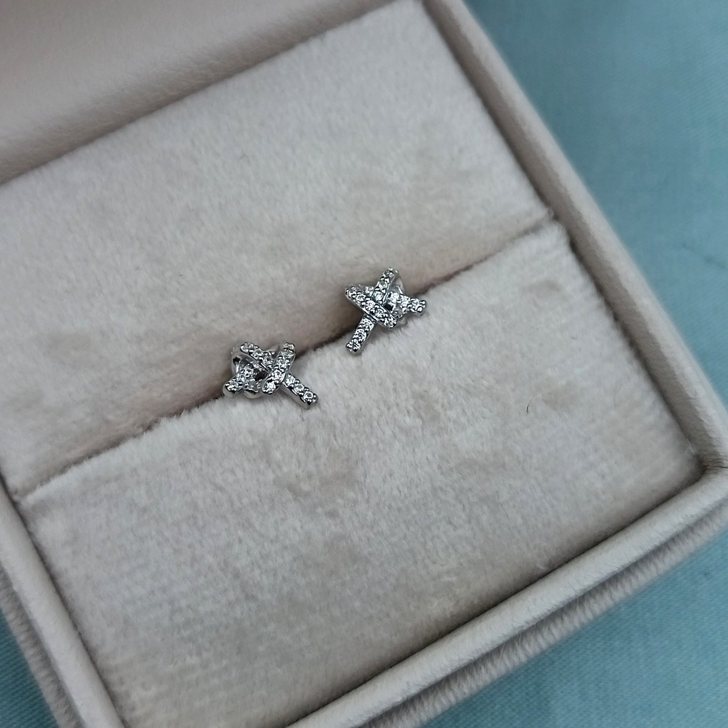 Aretes Cortos Corazón Nudito