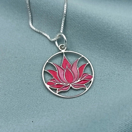 Collar Flor de loto con resina