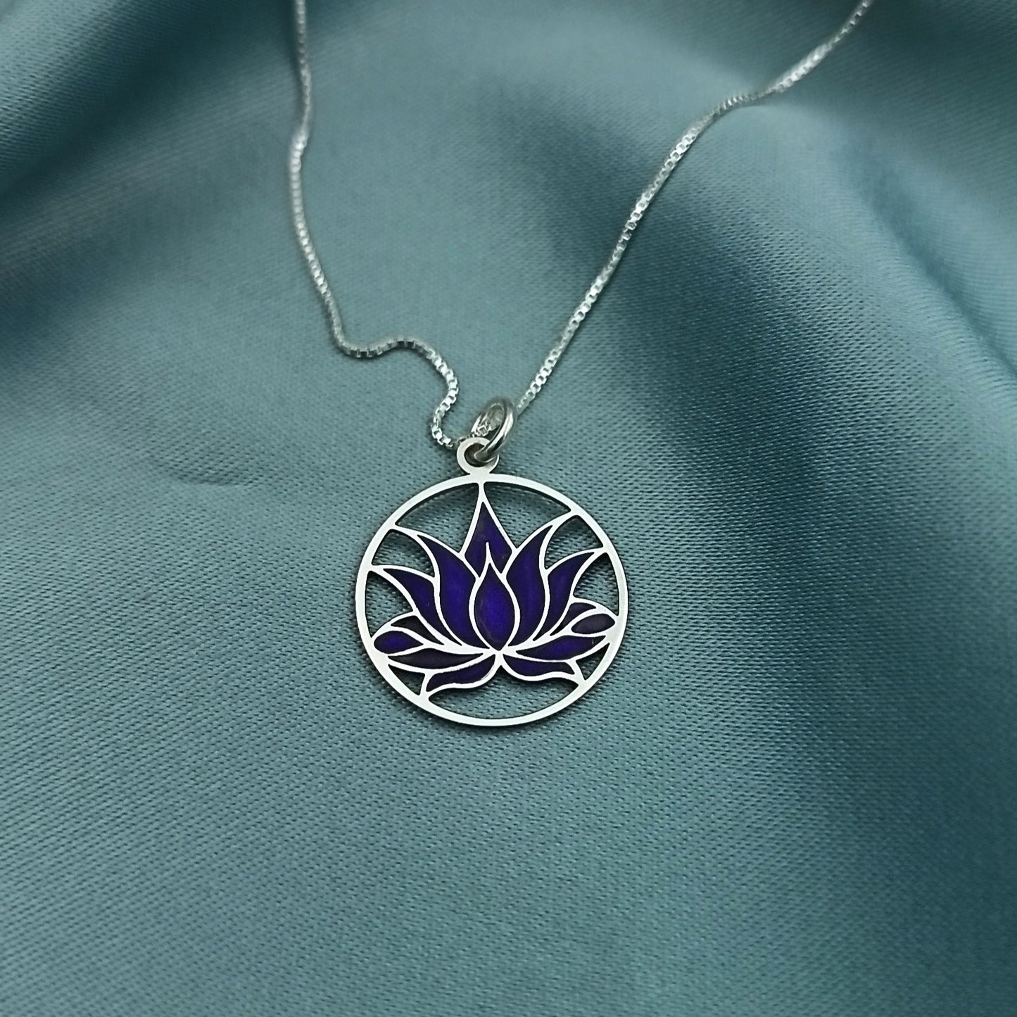 Collar Flor de loto con resina