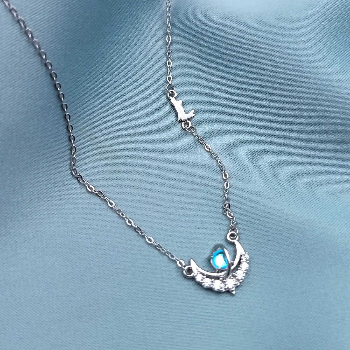 Collar Planeta y Luna con Conejo
