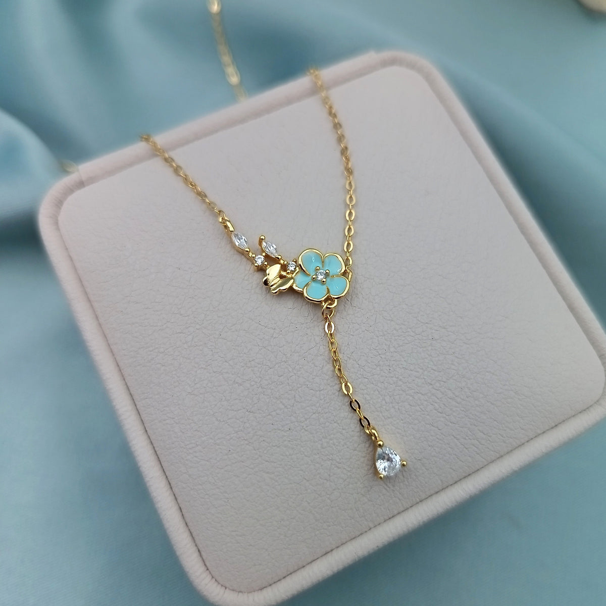 Collar Flor Celeste con Cadena y Gota Dorado