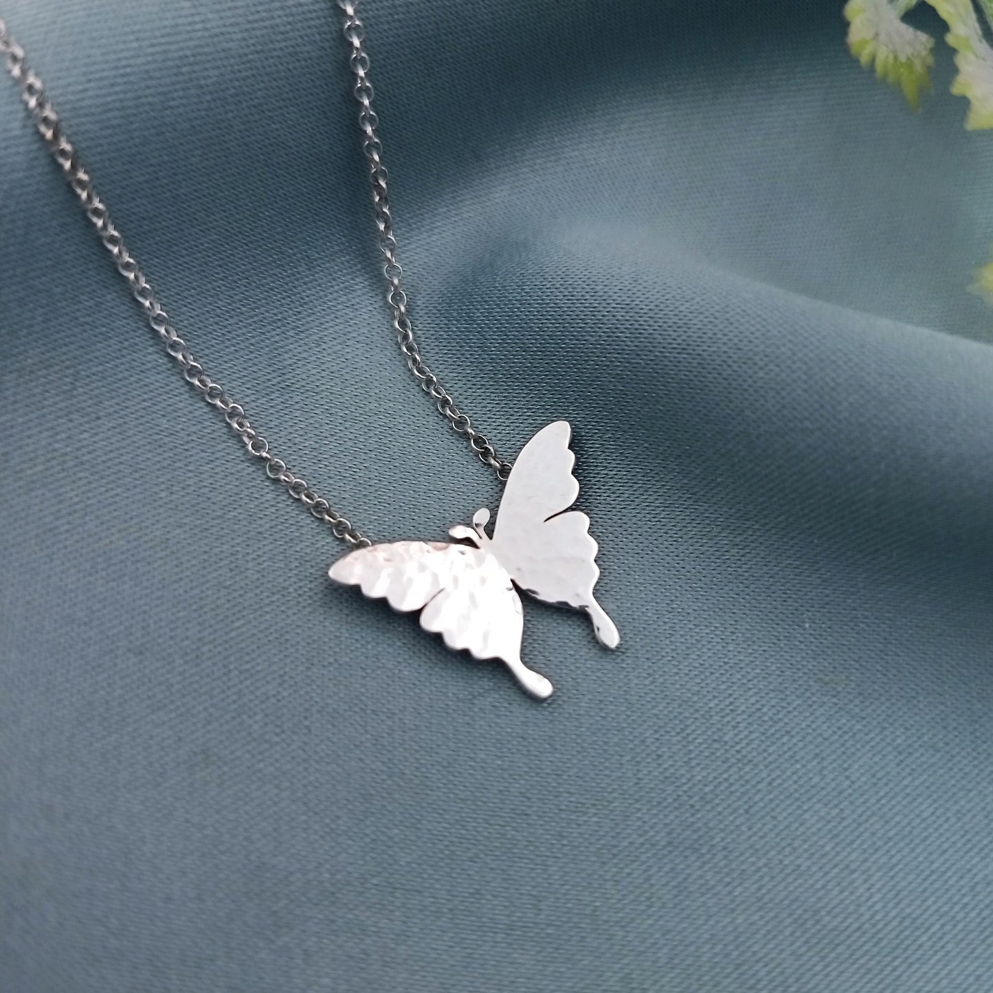 Collar mariposa con textura