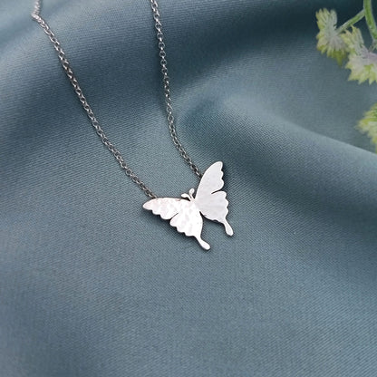 Collar mariposa con textura