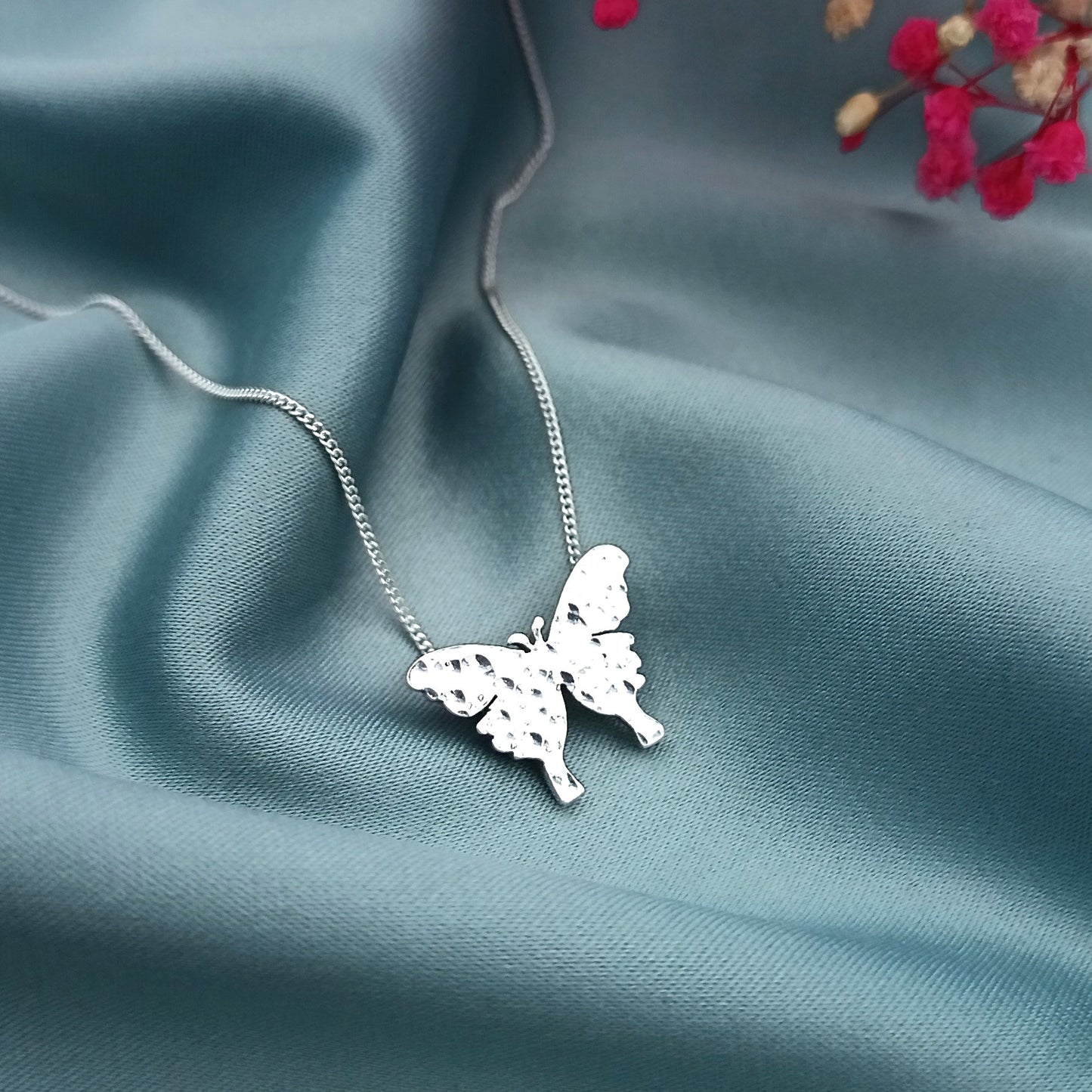 Collar mariposa con textura