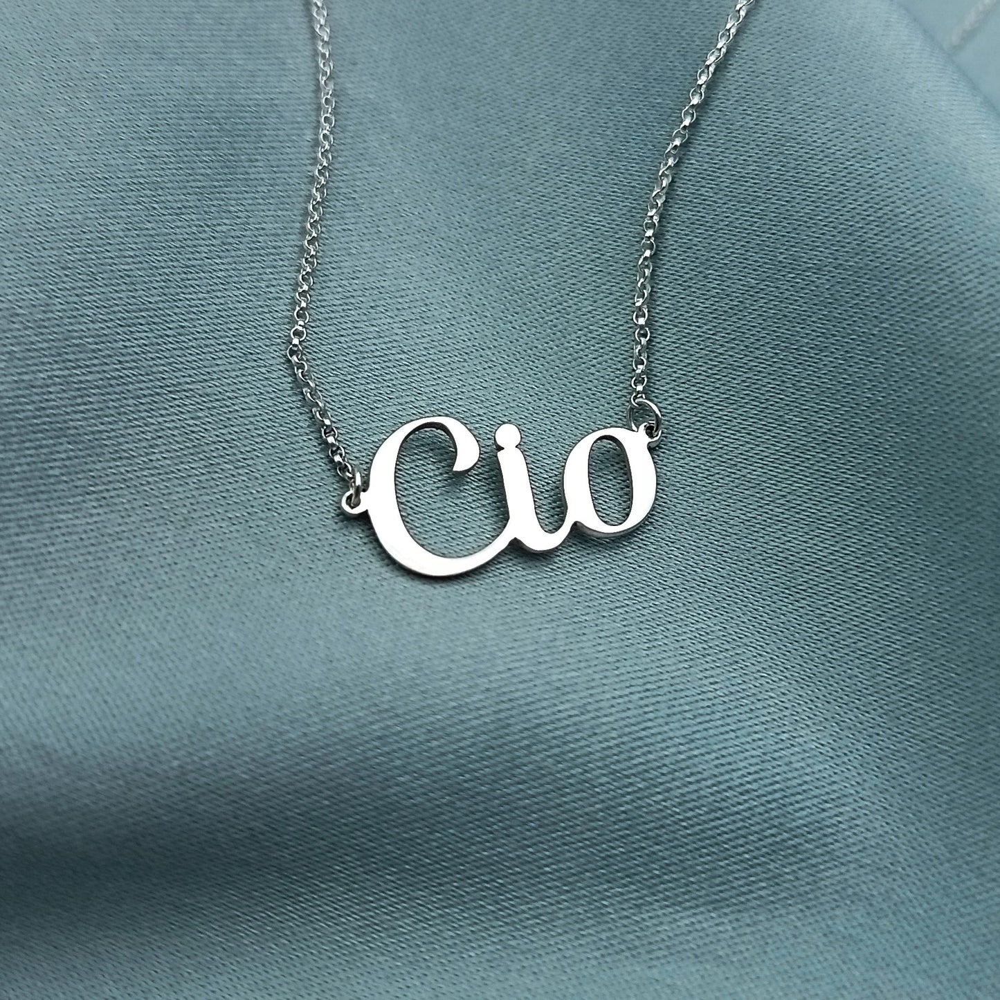 Collar nombre calado