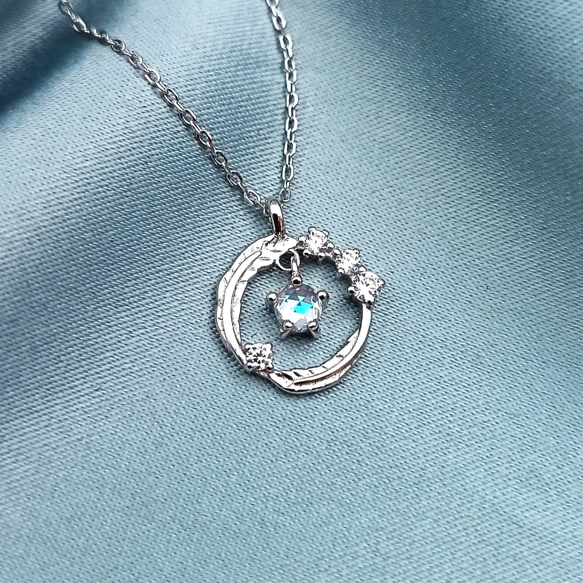 Collar Círculo de Plumitas Piedra Tornasol