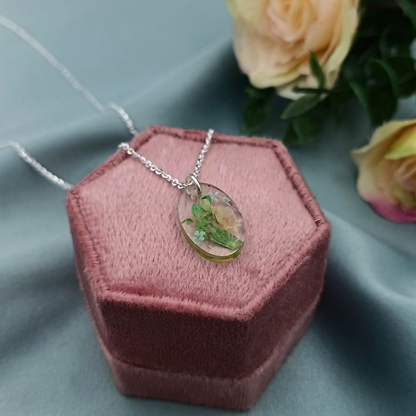 Collar inmortalizado flores y hojitas verdes