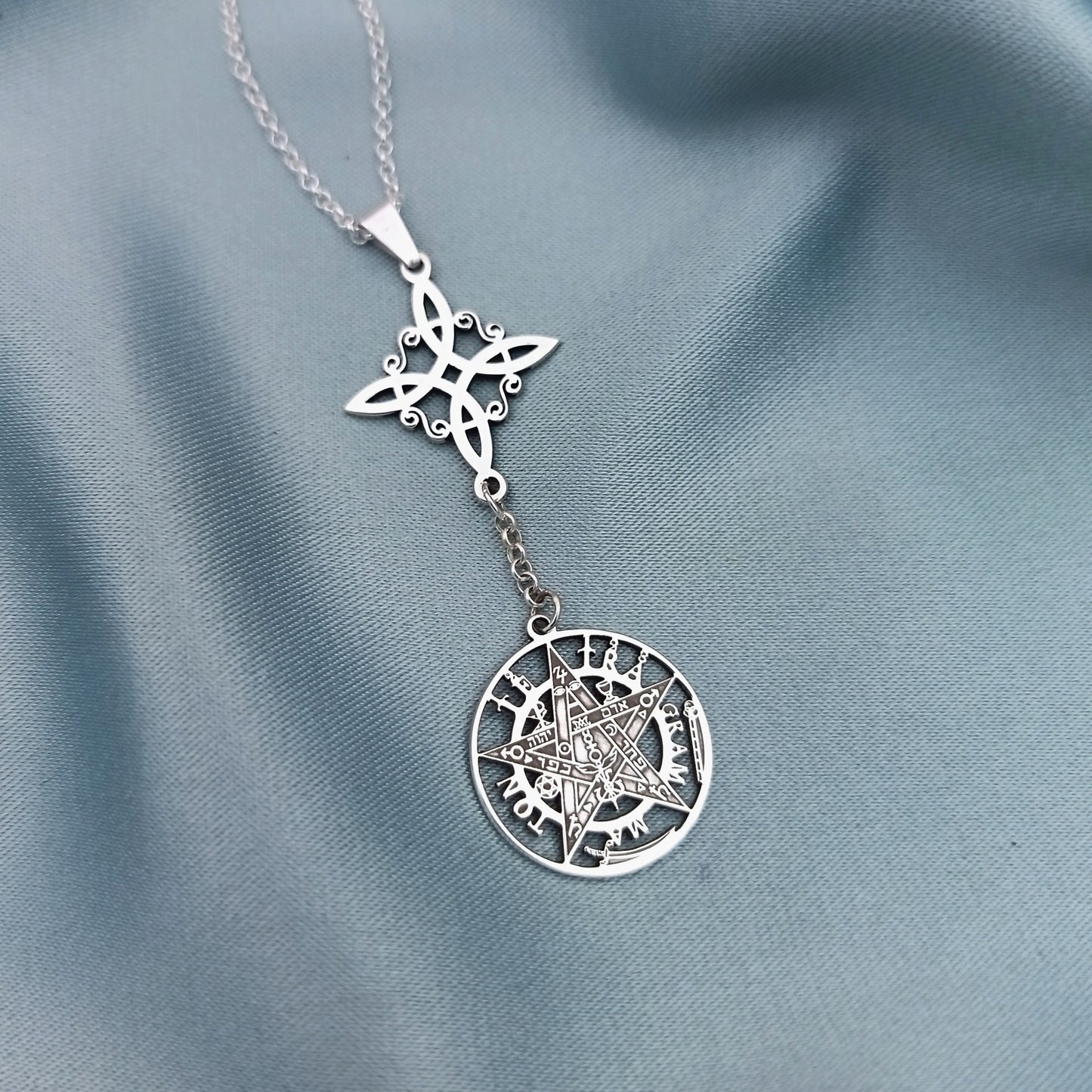 Collar Nudo de Bruja y  Tetragramatón