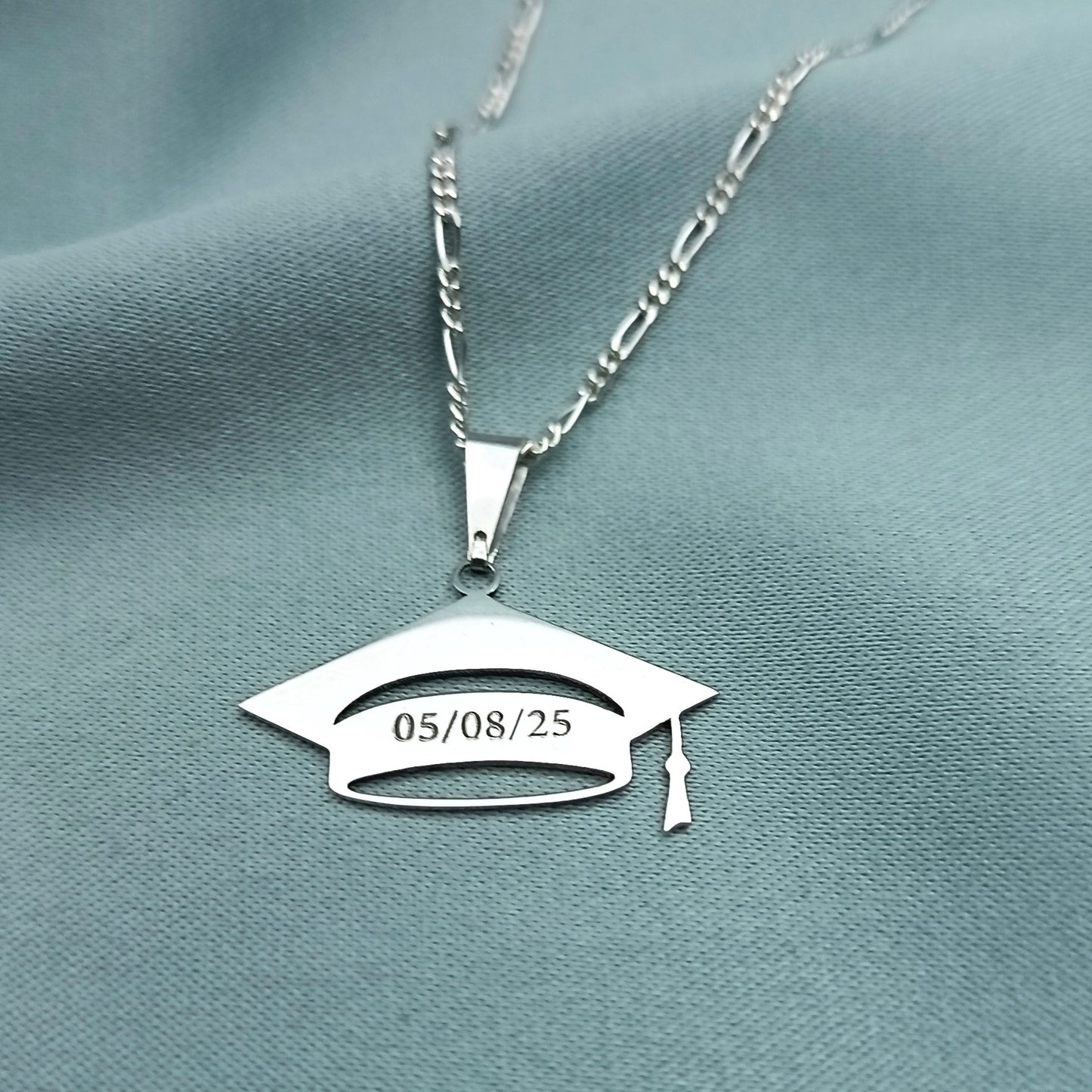 Dije  Birrete de Graduación con Grabado