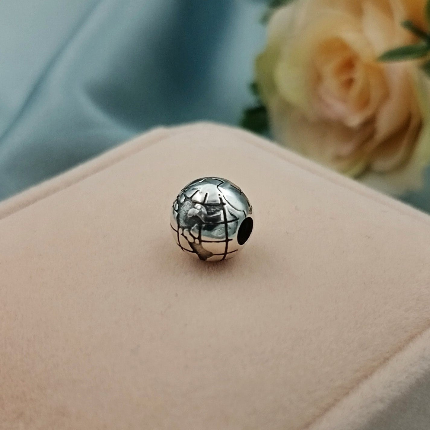 Dije charm Broche Mundo