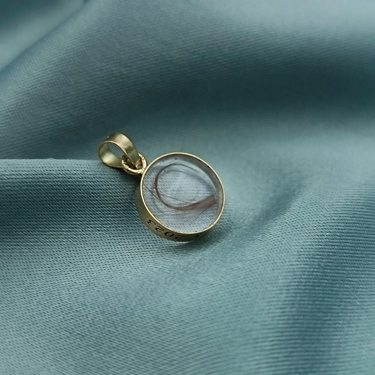 Dije de Oro Encapsulado de Cabello