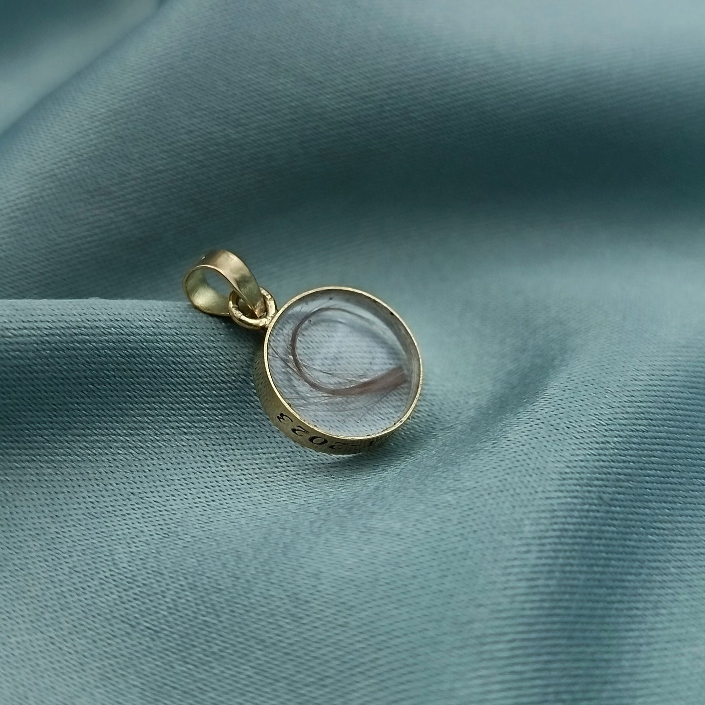 Dije de Oro Encapsulado de Cabello