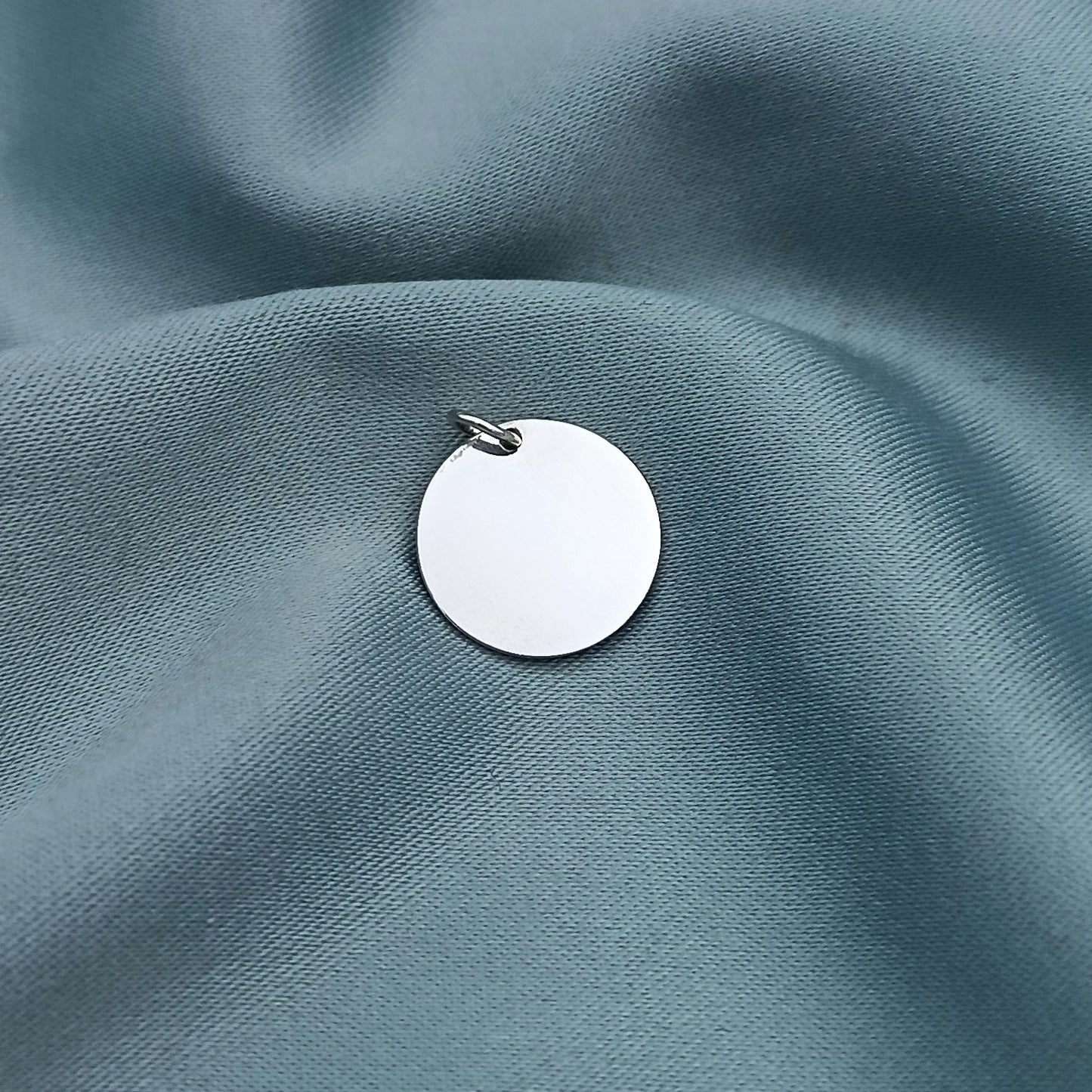 Dije placa redonda 1.5cm con grabado