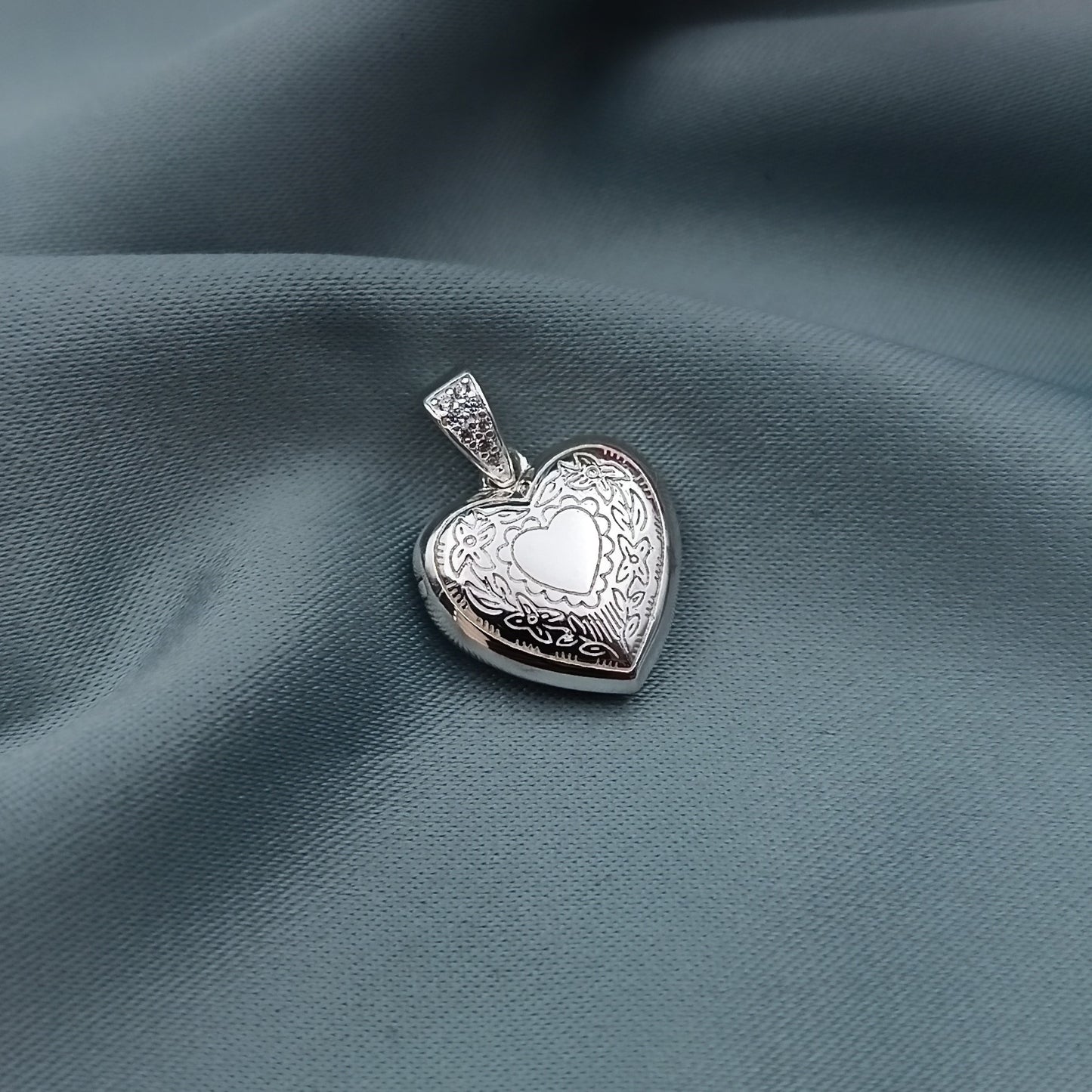 Dije Relicario Corazón Labrado