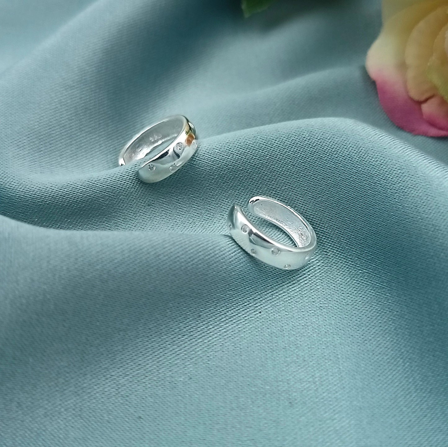 Arete ear cuff con puntitos de luz