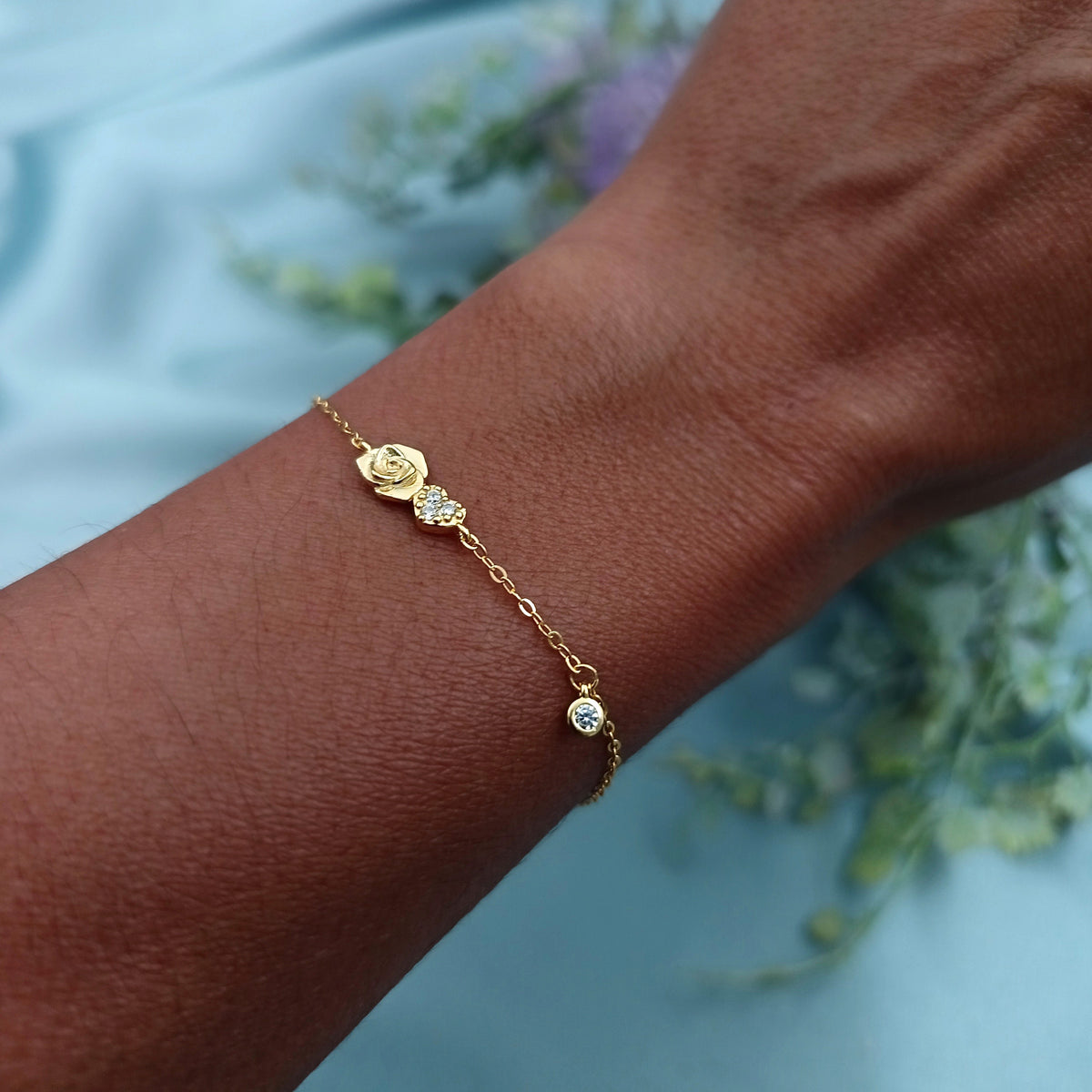 Pulsera Rosa y Corazón Dorada