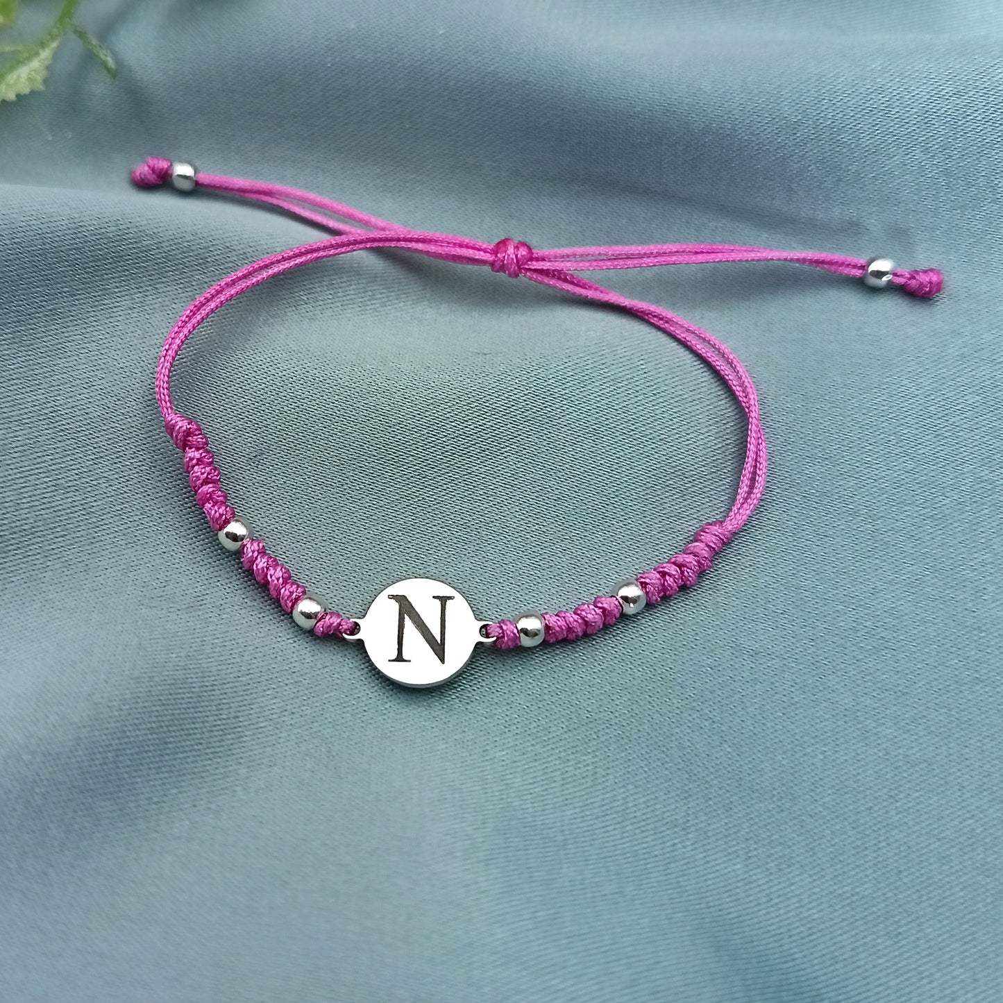 Pulsera Macramé Personalizada con Bolitas y Plaquita
