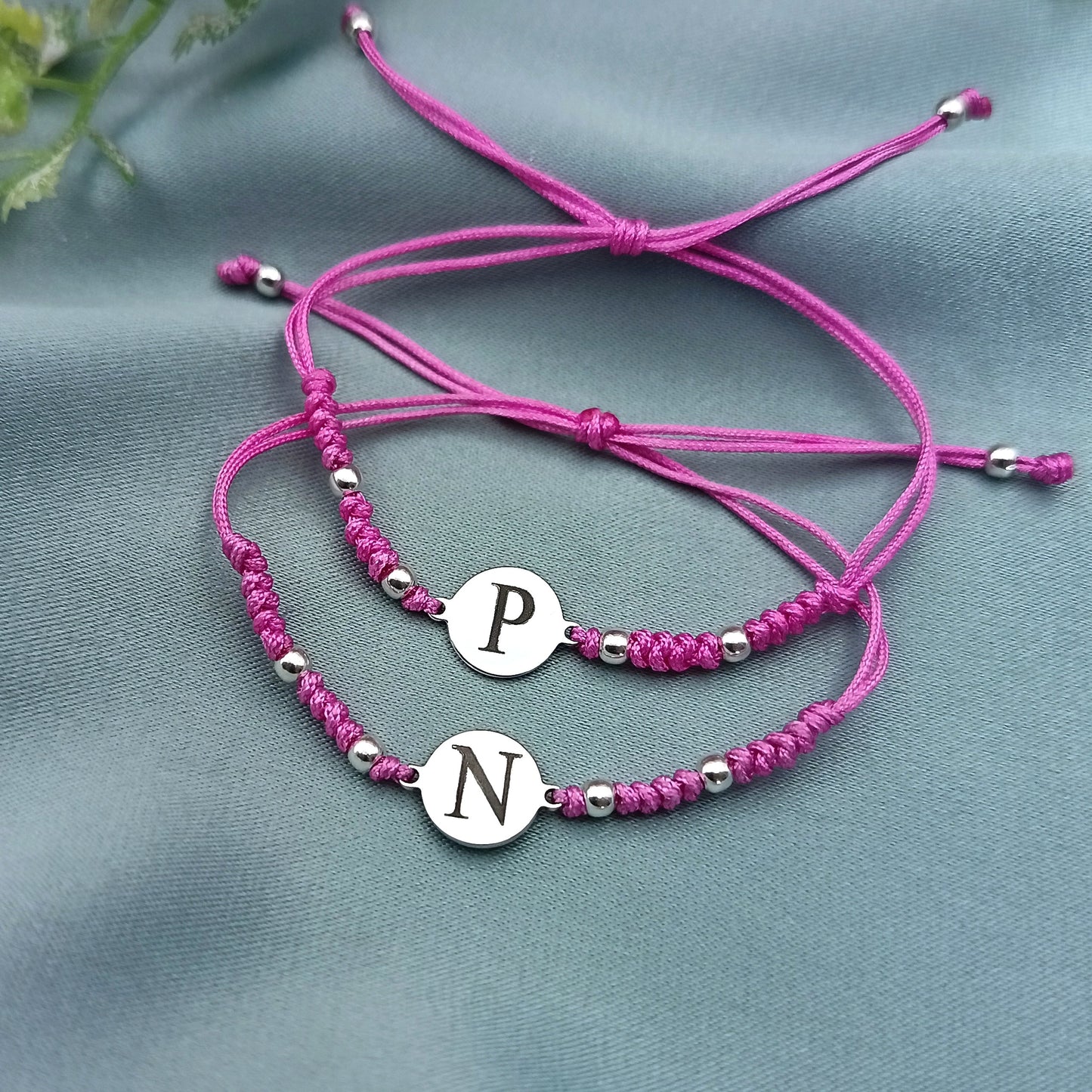 Pulsera Macramé Personalizada con Bolitas y Plaquita